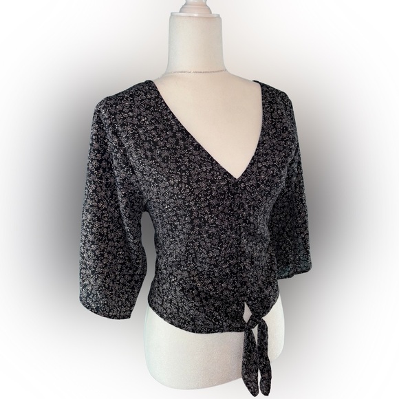 Leighton Black Floral Tie Front Blouse Women’s Medium NWOT Flutter Sleeve - Picture 2 of 4